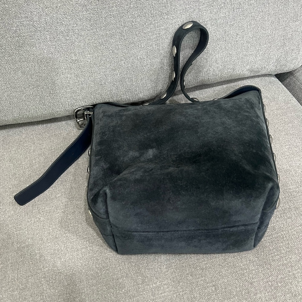 Madewell | The Essential Medium Bucket Tote - Picture 6 of 10